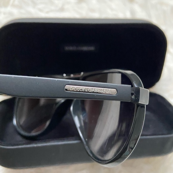 Unisex Dolce & Gabbana sunglasses. Barely worn in great condition - Picture 2 of 3